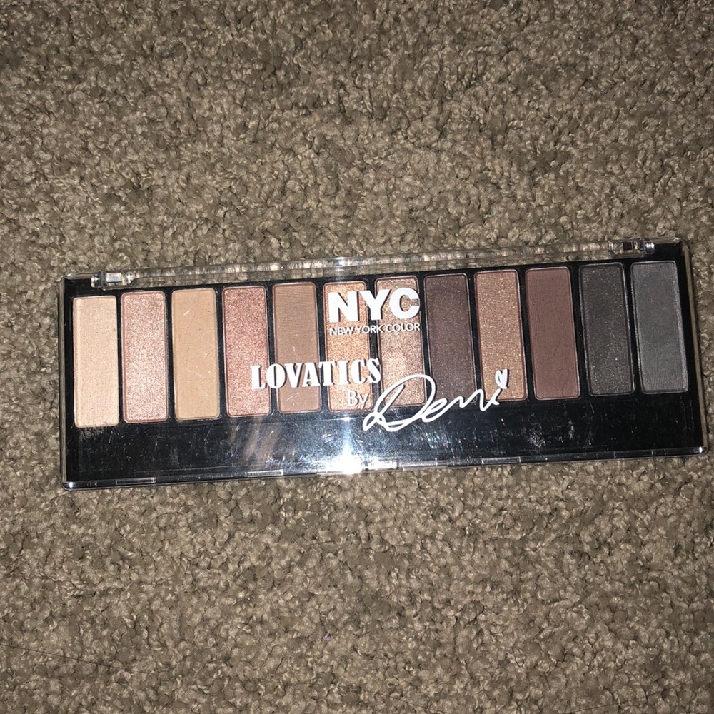 Demi Lovato NYC pallet